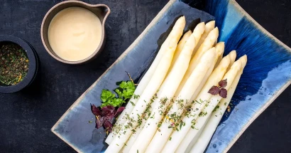 Manger des asperges dans un restaurant à Leymen